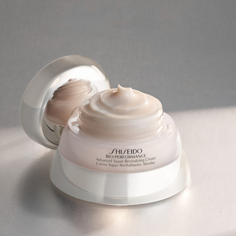 Bio-Performance Advanced Super Revitalizing Cream Confezione 50 ML Crema Viso Giorno + 15 ML Detergente Viso + 30 ML Lozione Viso + 10 ML Siero Viso + 3 ML Siero Contorbo Occhi